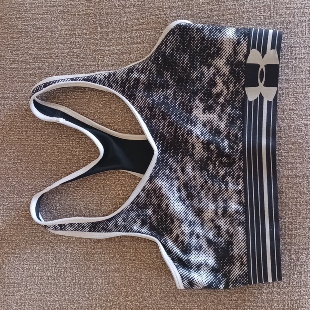 Under Armour Sports Bra. Youth: S/M